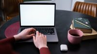 Laptop Hybrid vs Tablet: Panduan Memilih Perangkat 2-in-1 Terbaik untuk Produktivitas